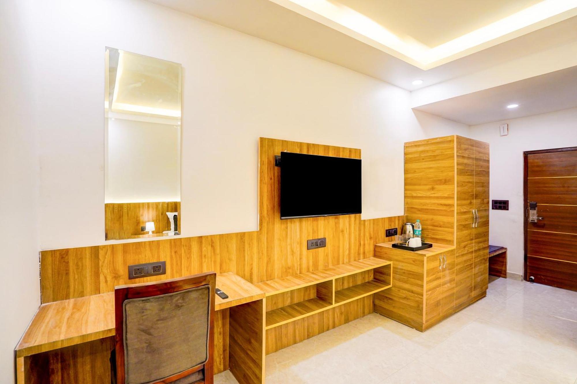 Townhouse Grand Address Hotel And Banquet Газиабад Экстерьер фото