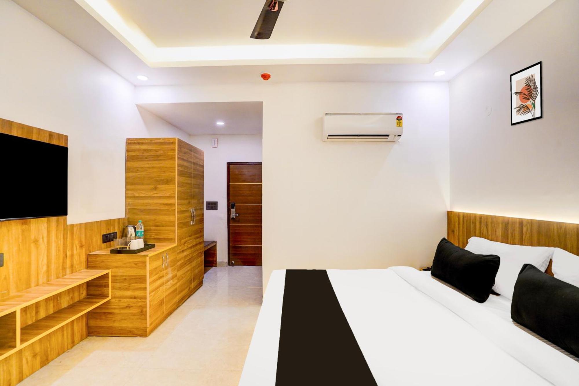 Townhouse Grand Address Hotel And Banquet Газиабад Экстерьер фото